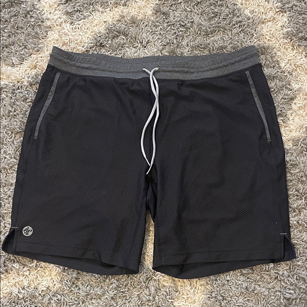 EUC manduka Black Athletic Yoga Shorts with Gray Waistband XL